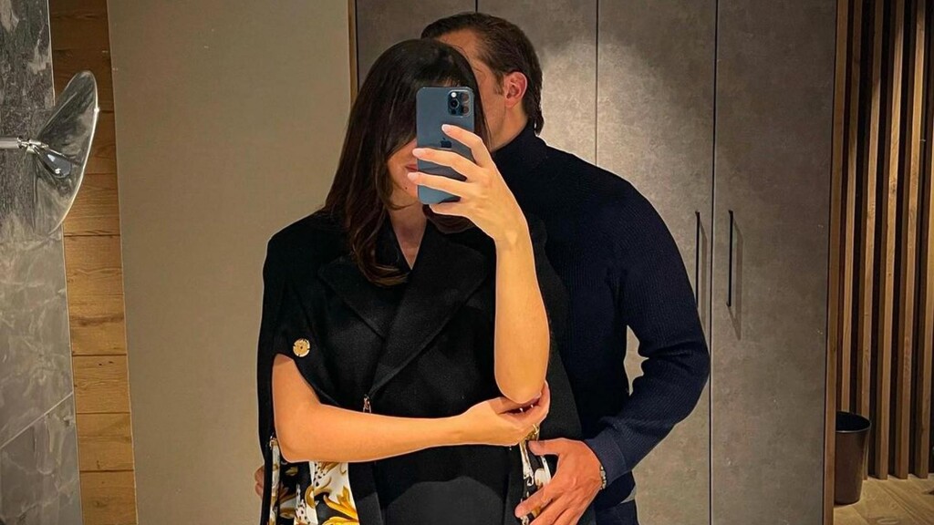 sugar baby taking selfie with sugar daddy