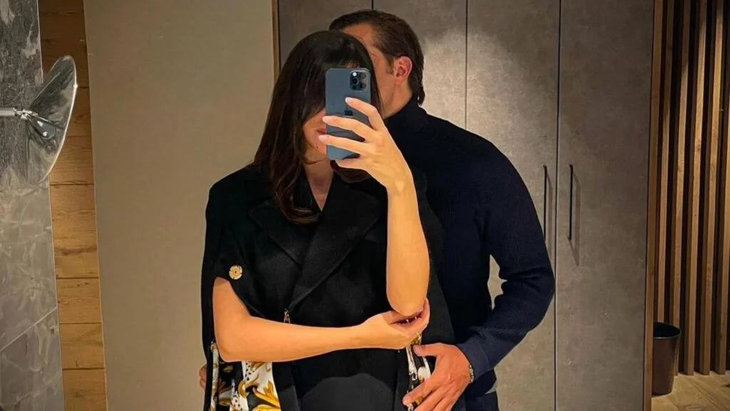sugar baby taking selfie with sugar daddy