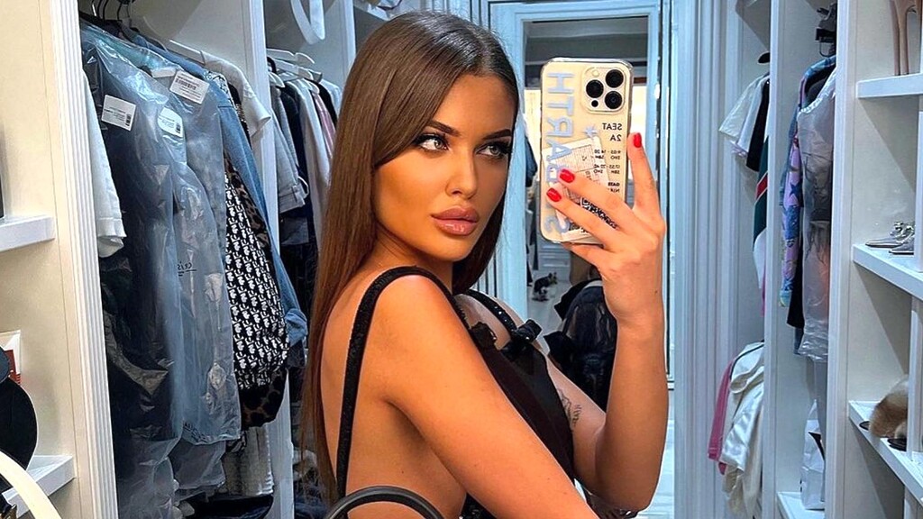 sugar baby in wardrobe