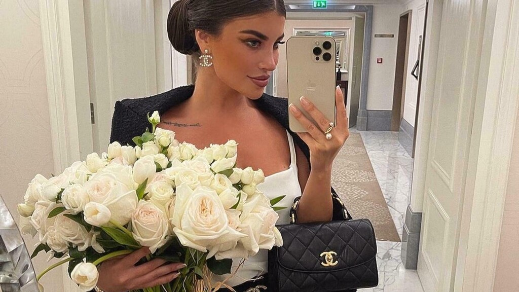 sugar baby taking selfie