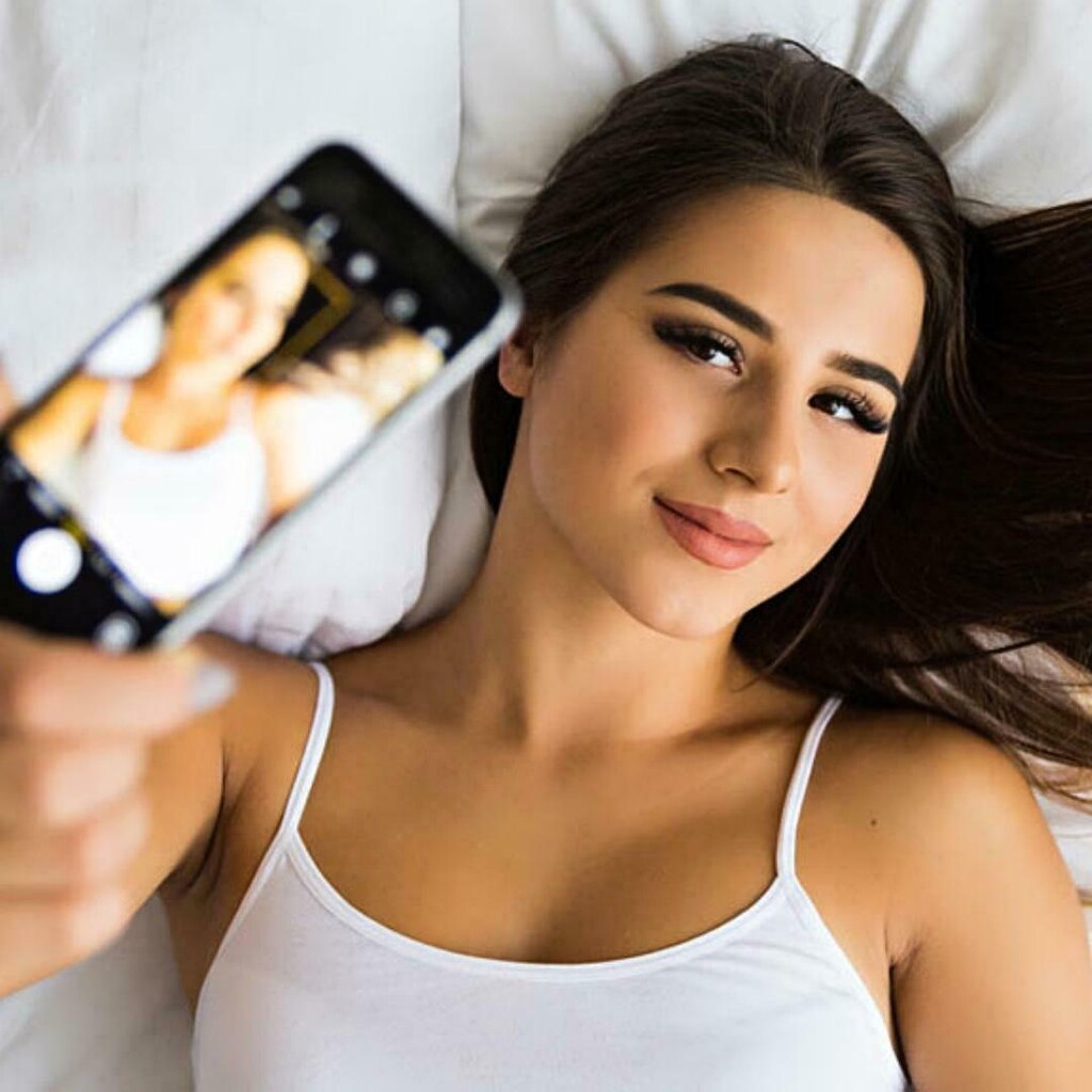 girl taking selfie